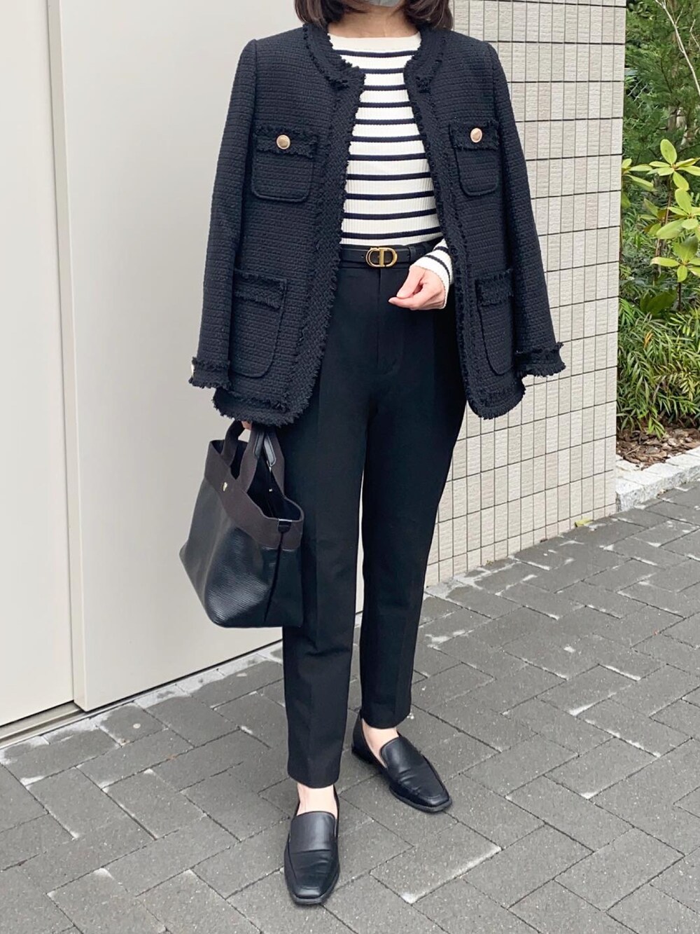 「休日スタイル、お出かけコーデ、ootd、大人カジュアル、ママファッション、シンプルコーデ、ボーダー、ツイード、ジャケット、ツイードジャケット、プチプラ、モノトーン」｜「Breath TOPKAPIの【TOPKAPI BREATH】リプルネオレザー・ミニトートバッグ【日本製】（トートバッグ、ブラック系）」を使った、ikmさん（レディース・158cm）の冬コーディネートの2枚目の写真