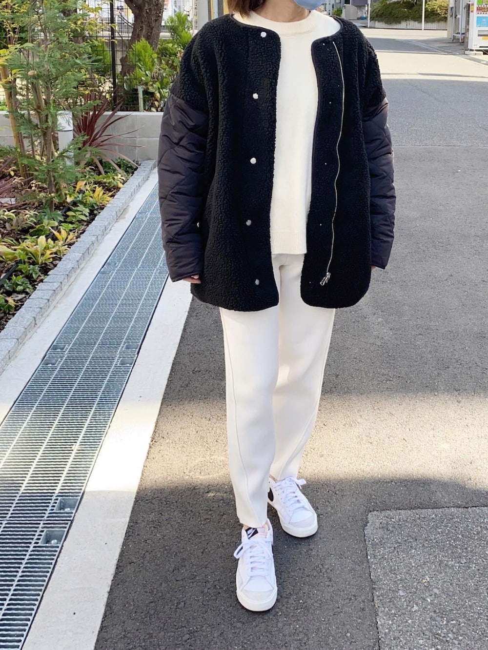 「ボア、キルティング、ニットパンツ、モノトーン、NIKE、スニーカー、カジュアル、シンプル、プチプラ、ホワイト、オトナカジュアル、着回しコーデ、ジャケット」｜「NIKEのナイキ ブレーザー LOW '77 ビンテージ メンズシューズ / Nike Blazer Low '77 Vintage Men's Shoes DA6364-101 White（スニーカー、ホワイト系）」を使った、ikmさん（レディース・158cm）の秋コーディネートの3枚目の写真