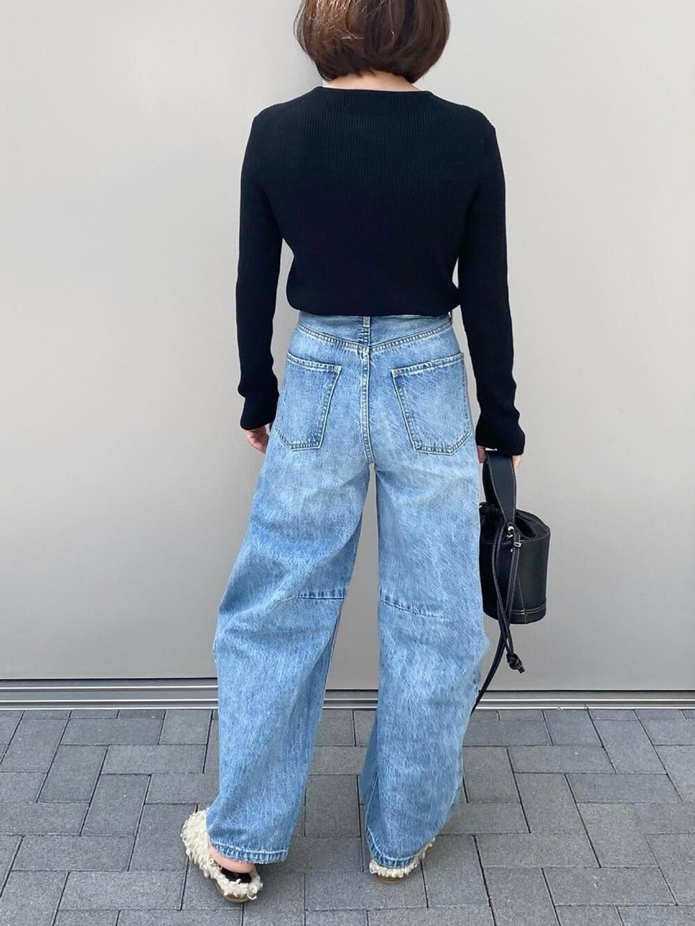 「秋服まるっと大公開、バルーンデニム、カーブデニム、デニム、デニムパンツ、休日コーデ、秋のコーデ、楽チンコーデ、シンプル、大人コーデ、ファーサンダル、リブニット、カジュアルコーデ」｜「LAROUTEの【WEB限定】ファーミュール（サンダル、ホワイト系）」を使った、ikmさん（レディース・158cm）の秋コーディネートの3枚目の写真
