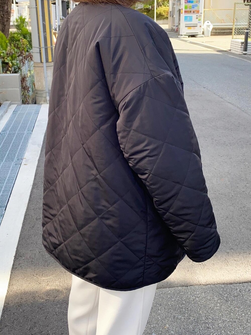 「ボア、キルティング、ニットパンツ、モノトーン、NIKE、スニーカー、カジュアル、シンプル、プチプラ、ホワイト、オトナカジュアル、着回しコーデ、ジャケット」｜「NIKEのナイキ ブレーザー LOW '77 ビンテージ メンズシューズ / Nike Blazer Low '77 Vintage Men's Shoes DA6364-101 White（スニーカー、ホワイト系）」を使った、ikmさん（レディース・158cm）の秋コーディネートの4枚目の写真