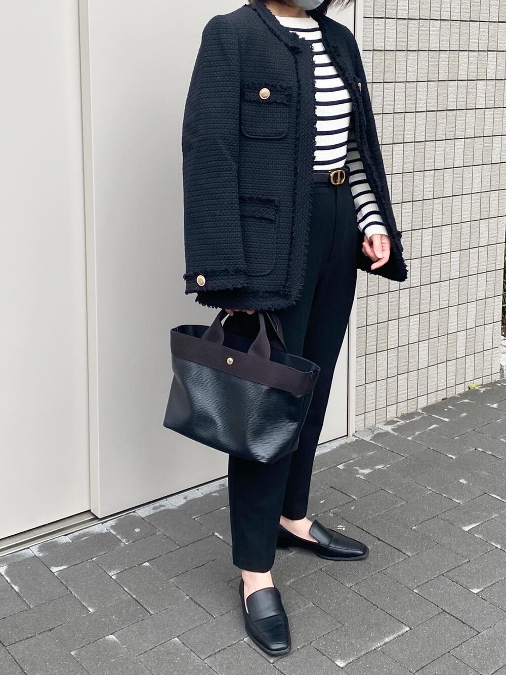 「休日スタイル、お出かけコーデ、ootd、大人カジュアル、ママファッション、シンプルコーデ、ボーダー、ツイード、ジャケット、ツイードジャケット、プチプラ、モノトーン」｜「Breath TOPKAPIの【TOPKAPI BREATH】リプルネオレザー・ミニトートバッグ【日本製】（トートバッグ、ブラック系）」を使った、ikmさん（レディース・158cm）の冬コーディネートの4枚目の写真