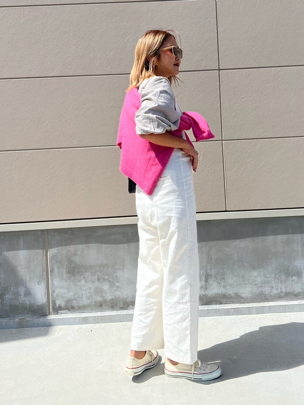 ホワイト系のサロペット/オーバーオール、ピンク系のニット/セーターを着用したレディースの秋コーディネートの2枚目の写真
