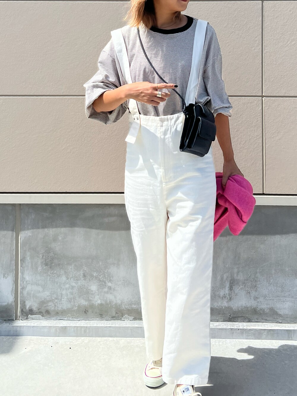 ホワイト系のサロペット/オーバーオール、ピンク系のニット/セーターを着用したレディースの秋コーディネートの3枚目の写真