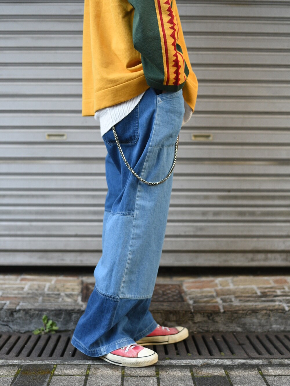 その他のTシャツ/カットソー、ブルー系のデニムパンツ、その他の福袋/福箱を着用したメンズの春コーディネートの4枚目の写真