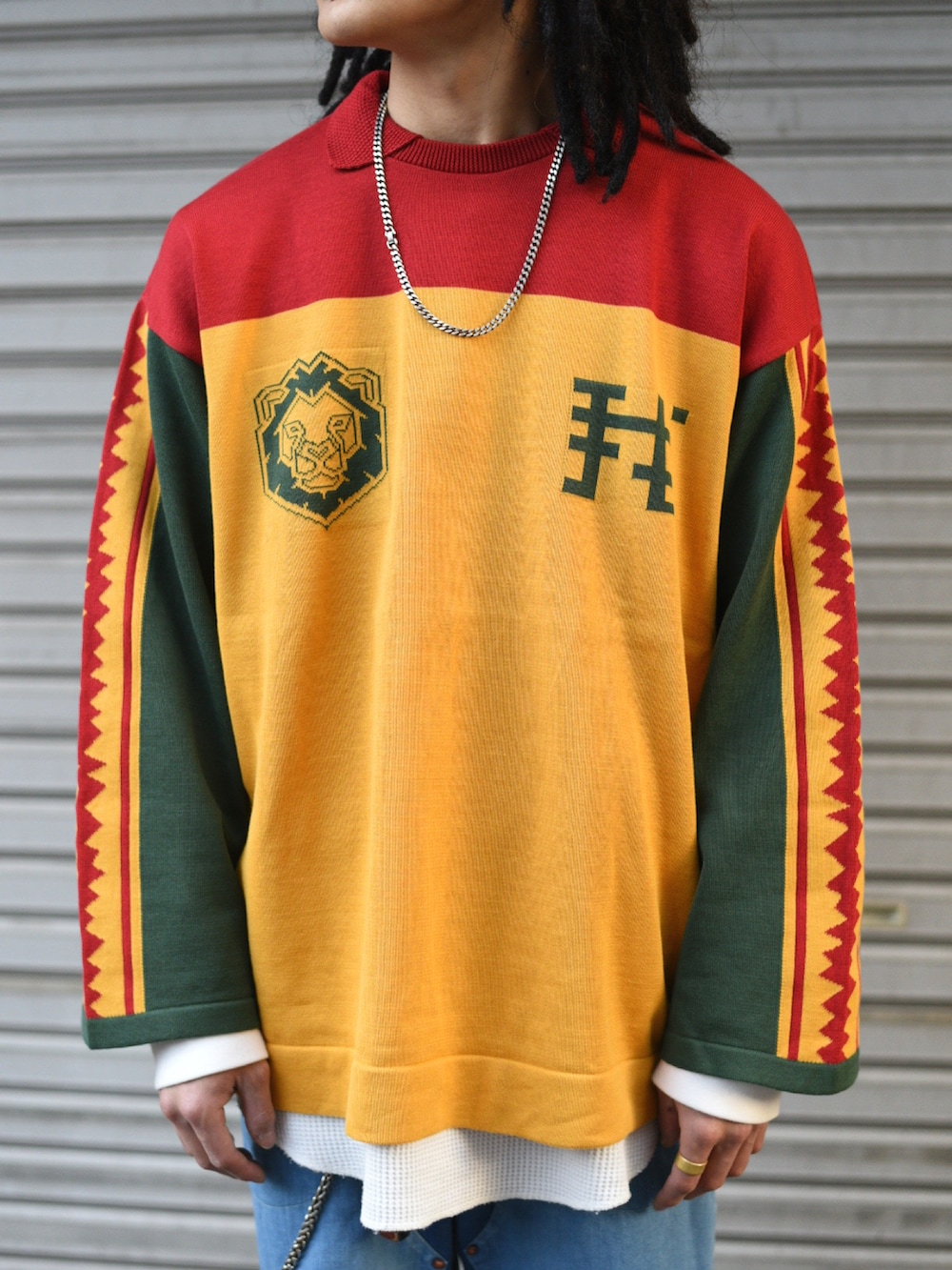 その他のTシャツ/カットソー、ブルー系のデニムパンツ、その他の福袋/福箱を着用したメンズの春コーディネートの2枚目の写真