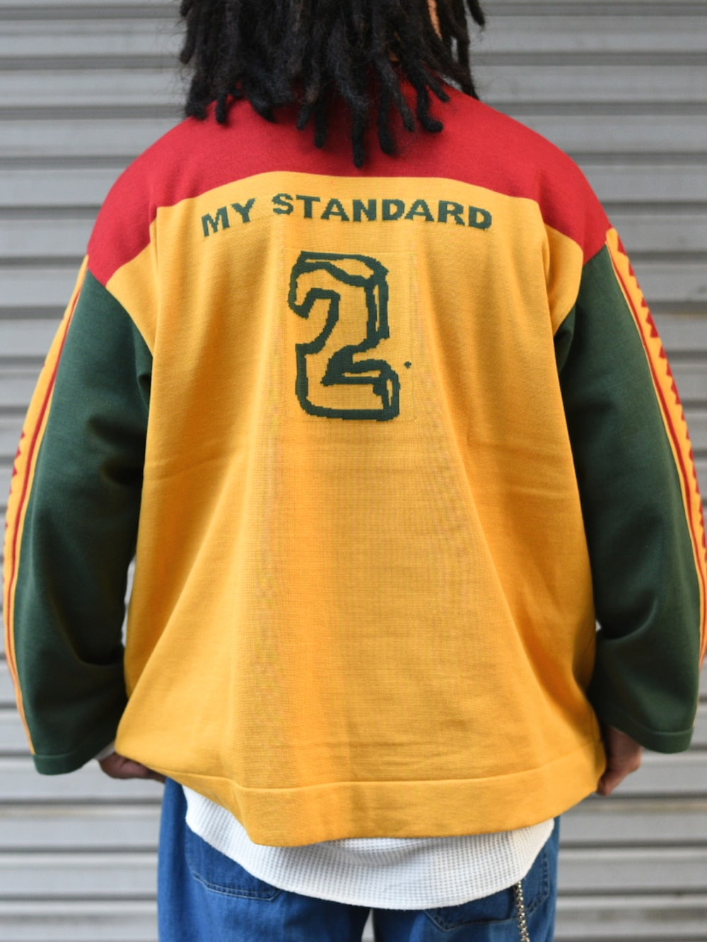 その他のTシャツ/カットソー、ブルー系のデニムパンツ、その他の福袋/福箱を着用したメンズの春コーディネートの3枚目の写真