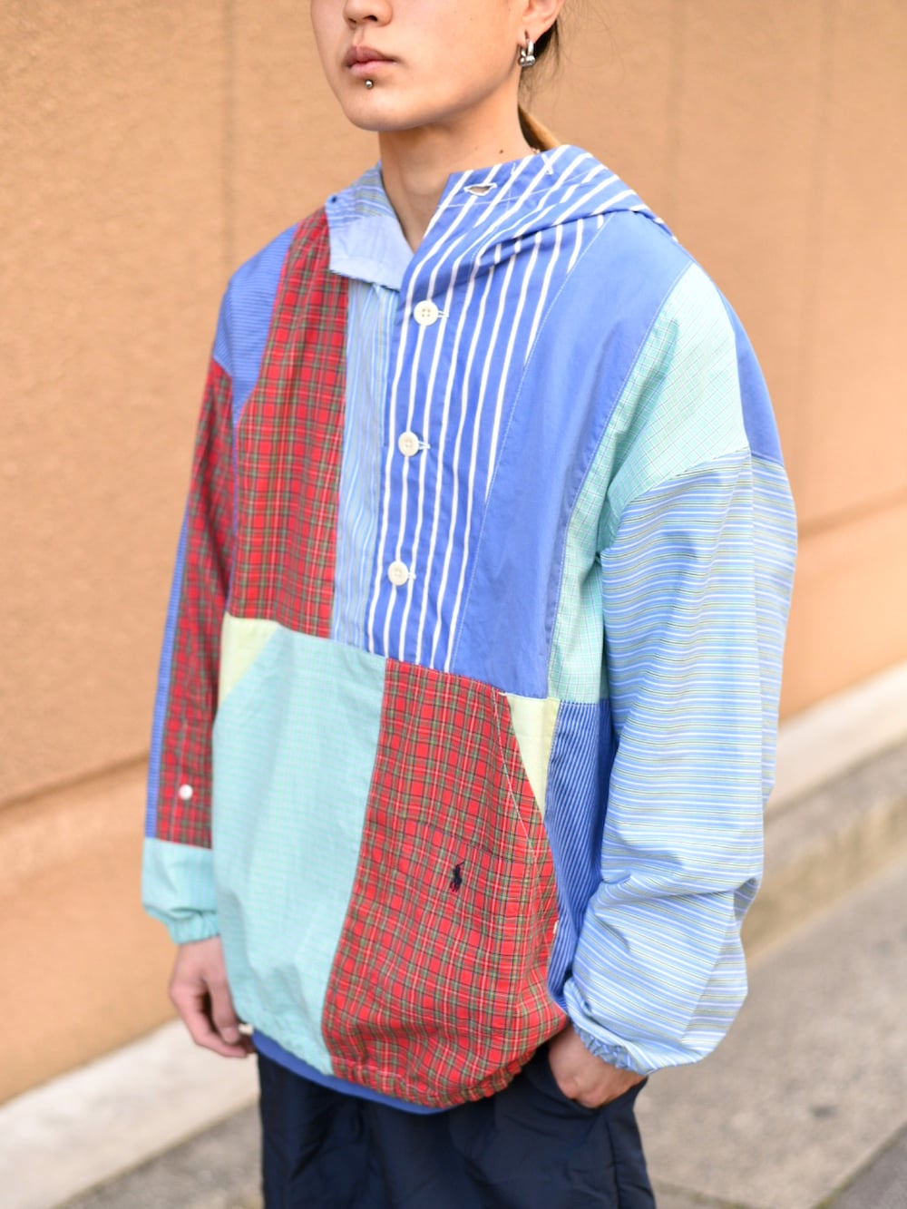 「GO!DON、伊丹、低身長、キャップ、パッチワーク、アノラックパーカー、休日スタイル、コルテッツ、USNAVY、ストリート、夏コーデ、ワントーンコーデ、ハーフパンツ、ストライプシャツ、ニューエラ」｜「NasngwamのHORSE ANORAK ¥24000+tax 着用-L（トップス、その他）」を使った、417さん（メンズ・168cm）の夏コーディネートの2枚目の写真