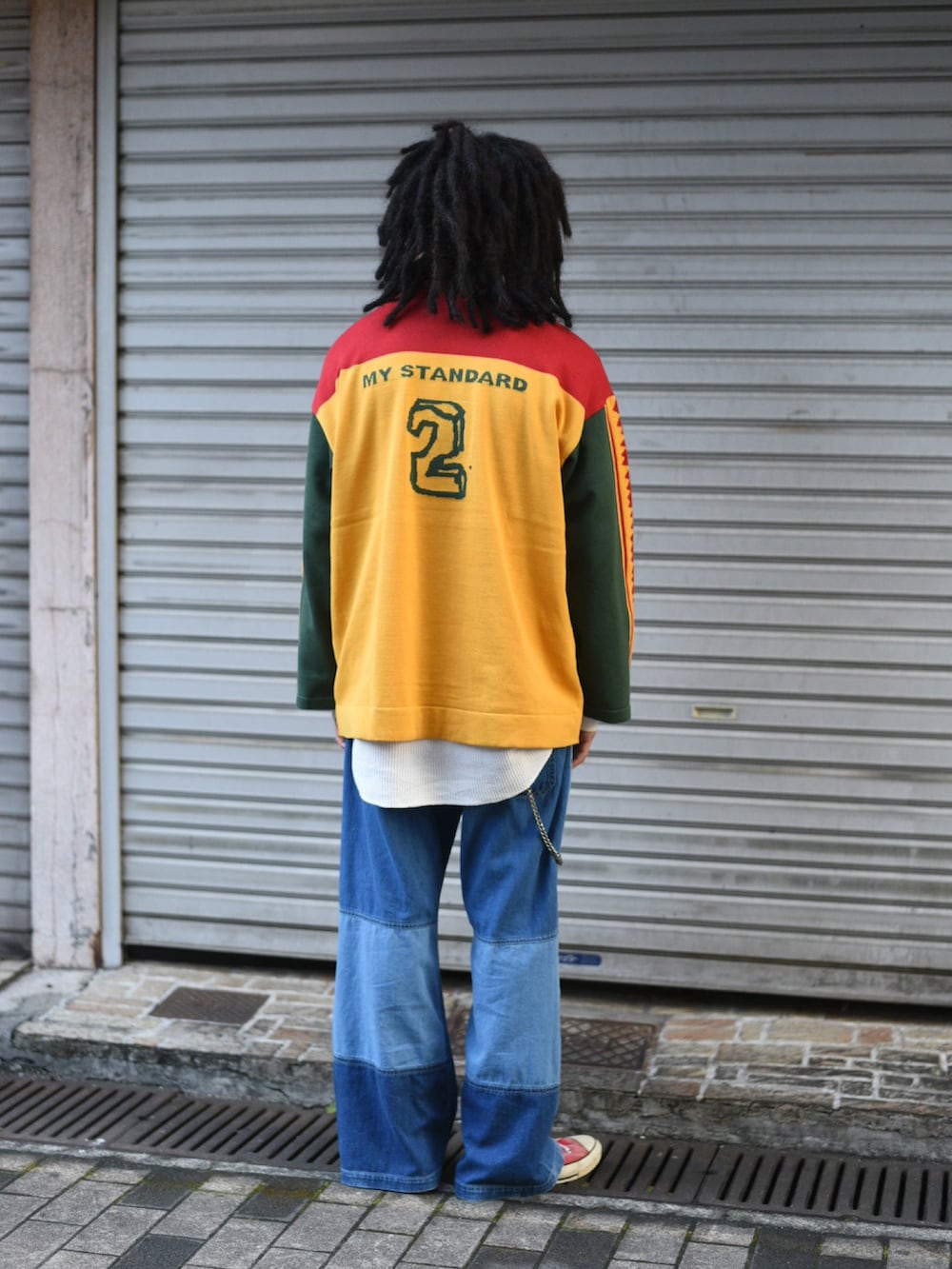 その他のTシャツ/カットソー、ブルー系のデニムパンツ、その他の福袋/福箱を着用したメンズの春コーディネートの5枚目の写真