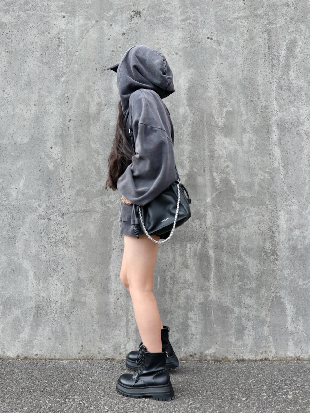 ブラック系のショルダーバッグ、ブラック系のパーカー、ブルー系のTシャツ/カットソーを着用したキッズの春コーディネートの2枚目の写真