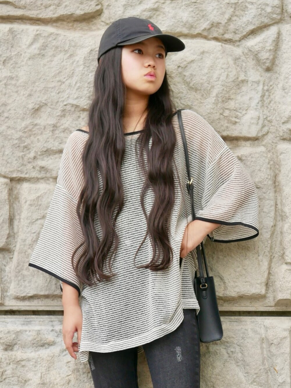 ホワイト系のTシャツ/カットソー、ブラック系のキャミソール、グレー系のデニムパンツを着用したキッズの夏コーディネートの2枚目の写真