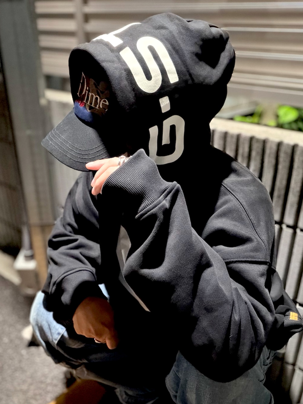 ブルー系のデニムパンツ、ブラック系のパーカー、ホワイト系のTシャツ/カットソーを着用したメンズの秋コーディネートの2枚目の写真