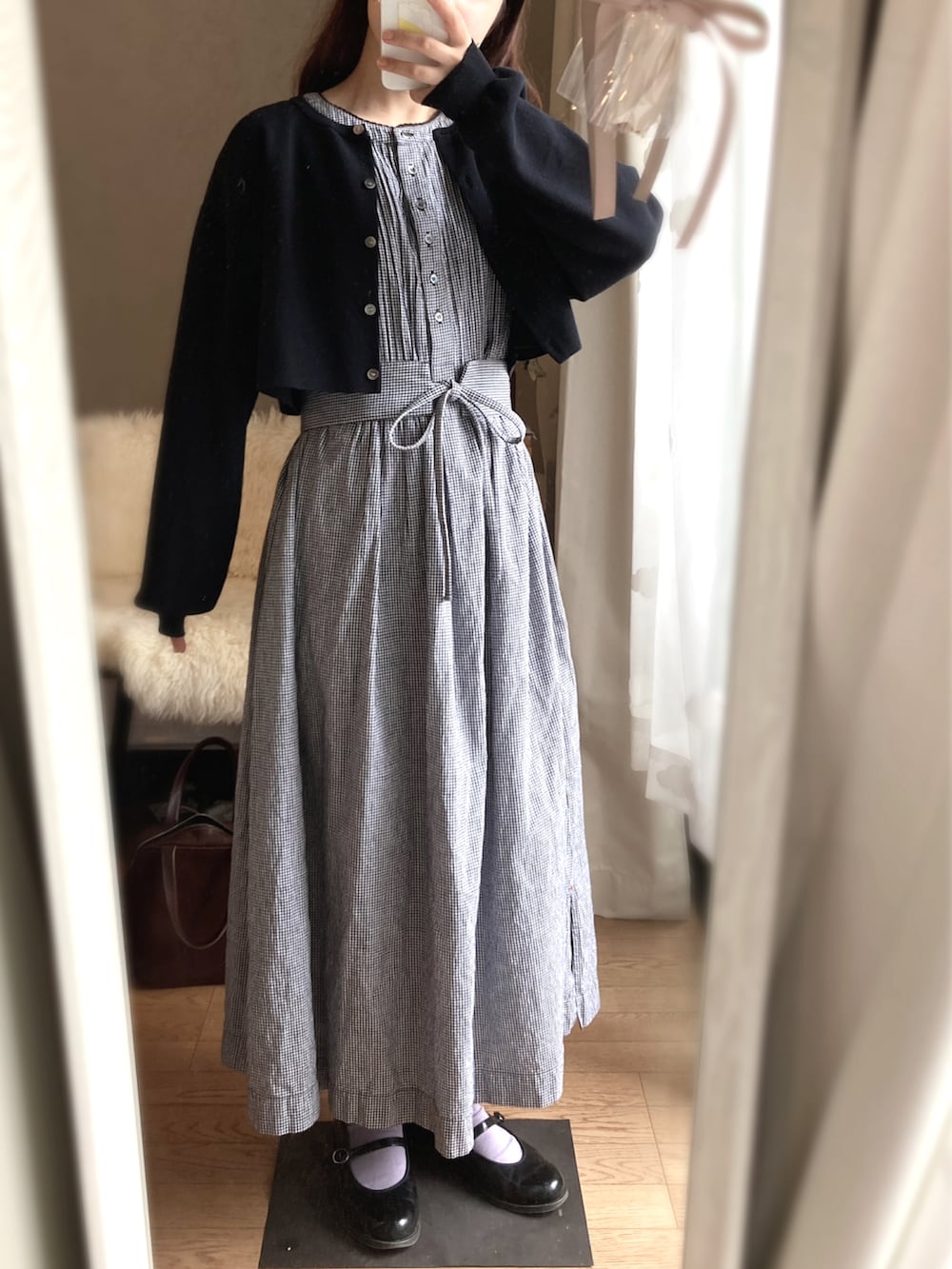 その他のワンピース、ブラック系のニット/セーター、ブラック系のドレスシューズを着用したレディースの春コーディネートの2枚目の写真