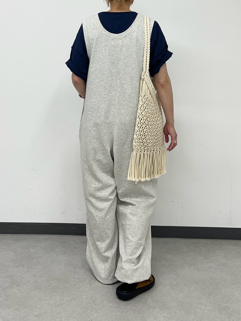 「オールインワン、サロペット、スウェット、スウェットパンツ、スウェットコーデ、アラフォー、30代コーデ、30代、ママコーデ、ママファッション、ラフコーデ、ラフ、ゆるコーデ、シンプルコーデ、シンプル」｜「WILLOWの【willow】【新色追加】スラブ裏毛裾ドロストオールインワン（サロペット/オーバーオール、グレー系）」を使った、ayaさん（骨格ウェーブ・レディース・158cm）の夏コーディネートの7枚目の写真