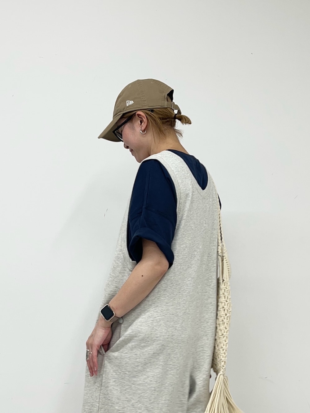 「オールインワン、サロペット、スウェット、スウェットパンツ、スウェットコーデ、アラフォー、30代コーデ、30代、ママコーデ、ママファッション、ラフコーデ、ラフ、ゆるコーデ、シンプルコーデ、シンプル」｜「WILLOWの【willow】【新色追加】スラブ裏毛裾ドロストオールインワン（サロペット/オーバーオール、グレー系）」を使った、ayaさん（骨格ウェーブ・レディース・158cm）の夏コーディネートの5枚目の写真