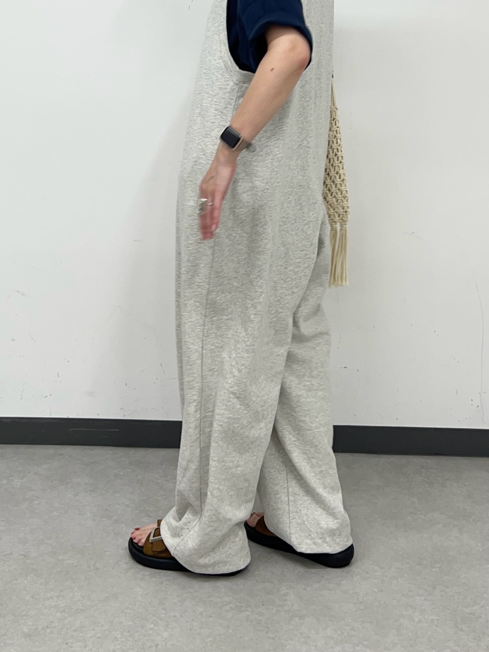 「オールインワン、サロペット、スウェット、スウェットパンツ、スウェットコーデ、アラフォー、30代コーデ、30代、ママコーデ、ママファッション、ラフコーデ、ラフ、ゆるコーデ、シンプルコーデ、シンプル」｜「WILLOWの【willow】【新色追加】スラブ裏毛裾ドロストオールインワン（サロペット/オーバーオール、グレー系）」を使った、ayaさん（骨格ウェーブ・レディース・158cm）の夏コーディネートの6枚目の写真