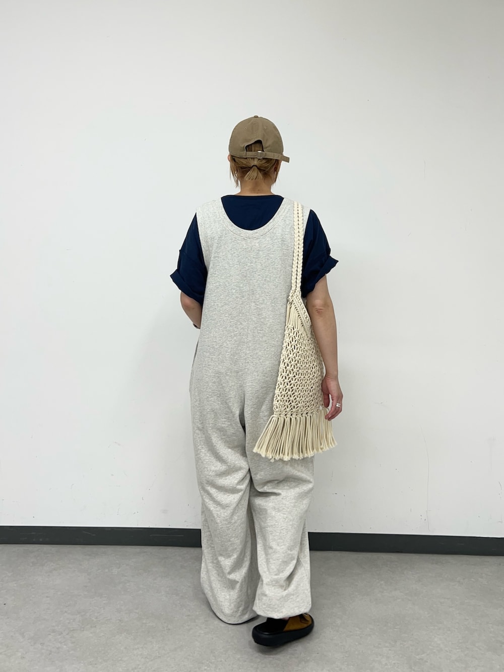 「オールインワン、サロペット、スウェット、スウェットパンツ、スウェットコーデ、アラフォー、30代コーデ、30代、ママコーデ、ママファッション、ラフコーデ、ラフ、ゆるコーデ、シンプルコーデ、シンプル」｜「WILLOWの【willow】【新色追加】スラブ裏毛裾ドロストオールインワン（サロペット/オーバーオール、グレー系）」を使った、ayaさん（骨格ウェーブ・レディース・158cm）の夏コーディネートの3枚目の写真