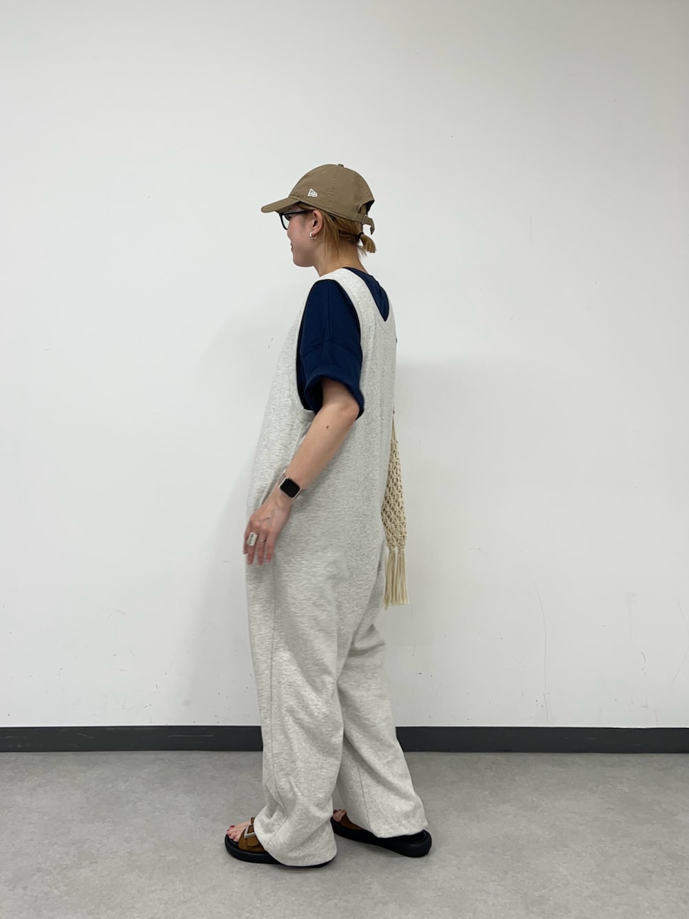 「オールインワン、サロペット、スウェット、スウェットパンツ、スウェットコーデ、アラフォー、30代コーデ、30代、ママコーデ、ママファッション、ラフコーデ、ラフ、ゆるコーデ、シンプルコーデ、シンプル」｜「WILLOWの【willow】【新色追加】スラブ裏毛裾ドロストオールインワン（サロペット/オーバーオール、グレー系）」を使った、ayaさん（骨格ウェーブ・レディース・158cm）の夏コーディネートの2枚目の写真