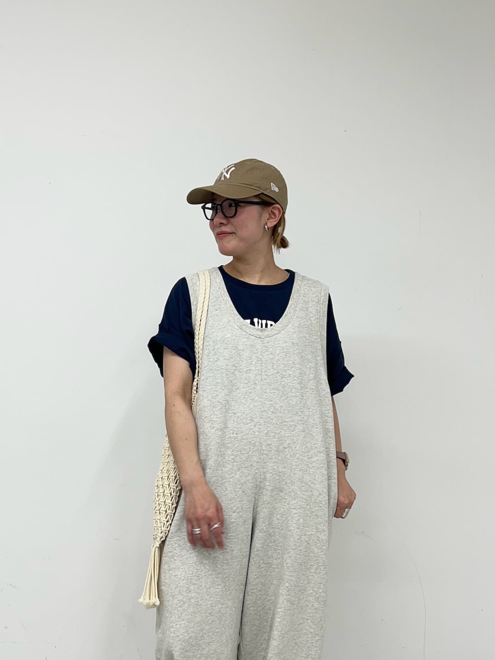 「オールインワン、サロペット、スウェット、スウェットパンツ、スウェットコーデ、アラフォー、30代コーデ、30代、ママコーデ、ママファッション、ラフコーデ、ラフ、ゆるコーデ、シンプルコーデ、シンプル」｜「WILLOWの【willow】【新色追加】スラブ裏毛裾ドロストオールインワン（サロペット/オーバーオール、グレー系）」を使った、ayaさん（骨格ウェーブ・レディース・158cm）の夏コーディネートの4枚目の写真