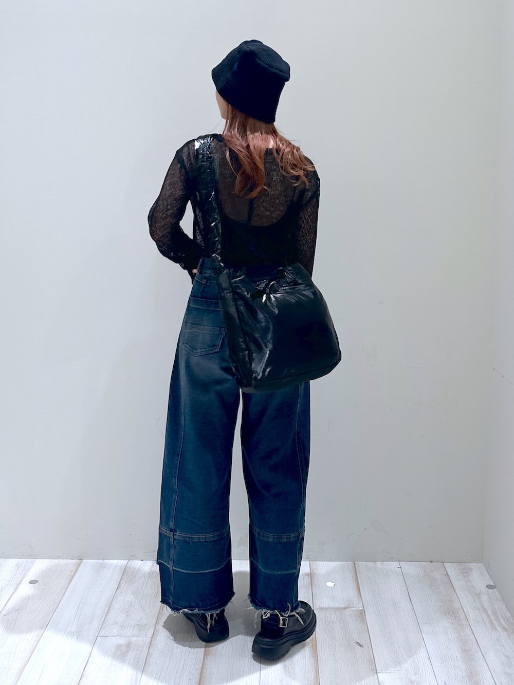 ブルー系のデニムパンツ、ブラック系のローファー、ブラック系のショルダーバッグを着用したレディースの春コーディネートの5枚目の写真