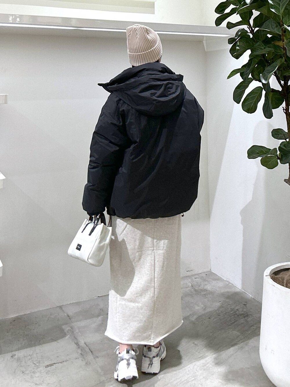 「スニーカー、カジュアル、BAYFLOW、真冬のあったかスタイル、骨格ウェーブ、ブルベ冬、ダブルジップ、スニーカー女子、ニット帽、冬」|「NANGAの【NANGA Mt.&Sea(ナンガ)】オーロラダウン24AW(ダウンジャケット/コート、ブラック系)」を使った、ジュネさん(レディース・162cm)の冬コーディネートの4枚目の写真