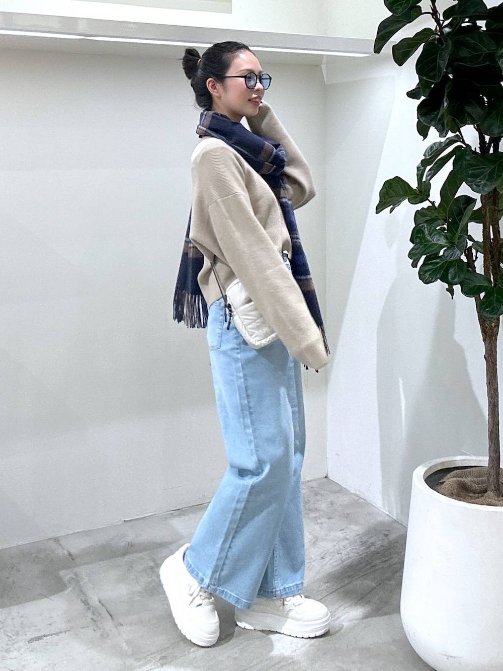 「ヘルシー、高見え、着痩せ・細見え、ラフ、カジュアル、BAYFLOW、シンプルコーデ、ニット、Tシャツ、パンツ、ワイドパンツ、デニムパンツ、マフラー、サングラス、スニーカー」|「BAYFLOWのラウンドサングラス24(サングラス、ブルー系)」を使った、ジュネさん(レディース・162cm)の冬コーディネートの4枚目の写真