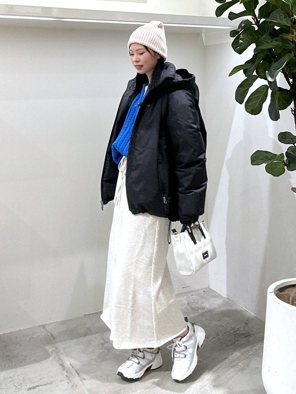 「スニーカー、カジュアル、BAYFLOW、真冬のあったかスタイル、骨格ウェーブ、ブルベ冬、ダブルジップ、スニーカー女子、ニット帽、冬」|「NANGAの【NANGA Mt.&Sea(ナンガ)】オーロラダウン24AW(ダウンジャケット/コート、ブラック系)」を使った、ジュネさん(レディース・162cm)の冬コーディネートの3枚目の写真