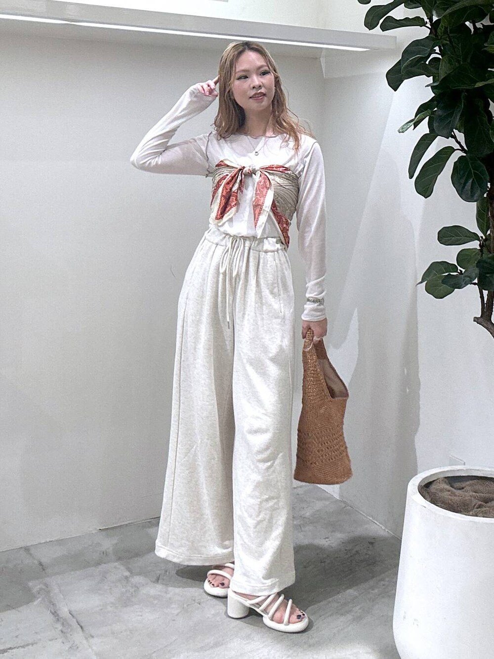 ホワイト系のTシャツ/カットソー、ピンク系のハンドバッグ、ベージュ系のスウェットパンツを着用したレディースの春コーディネートの2枚目の写真