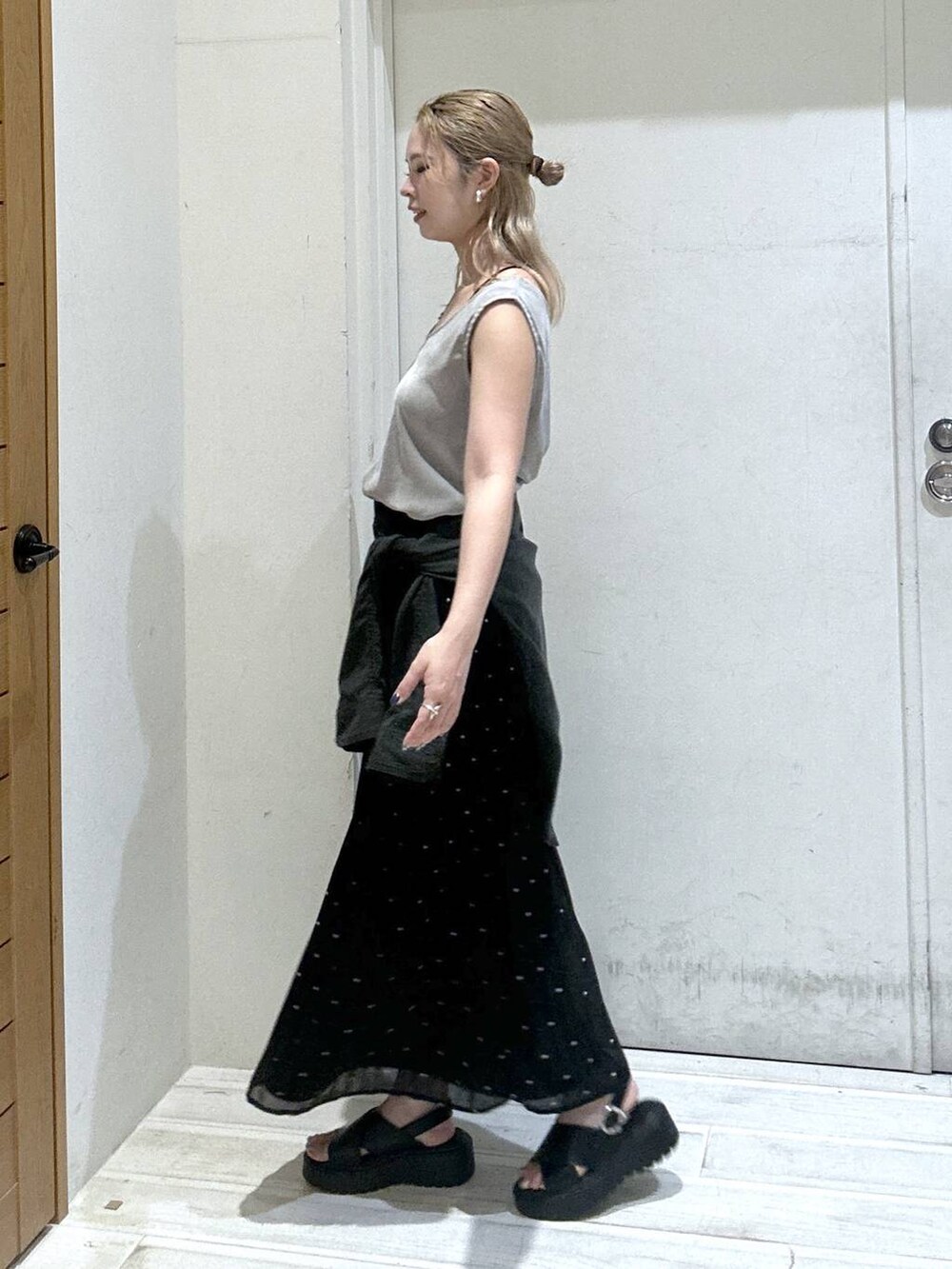 その他のスカート、ベージュ系のタンクトップ、グレー系のシャツ/ブラウスを着用したレディースの夏コーディネートの3枚目の写真