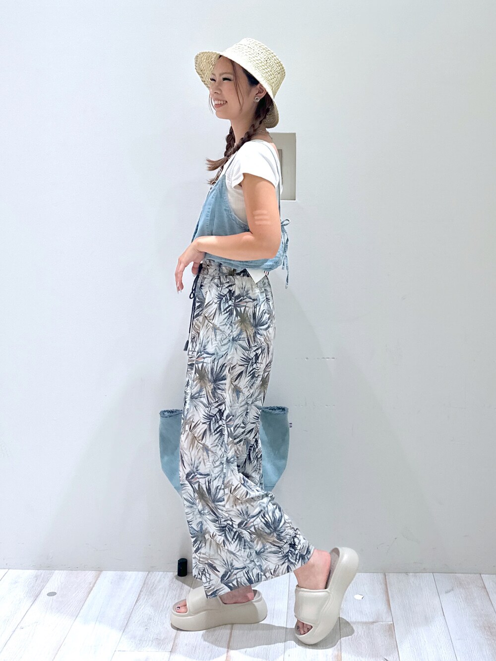 グリーン系のその他パンツ、ベージュ系のサンダル、ブルー系のトートバッグを着用したレディースの夏コーディネートの2枚目の写真