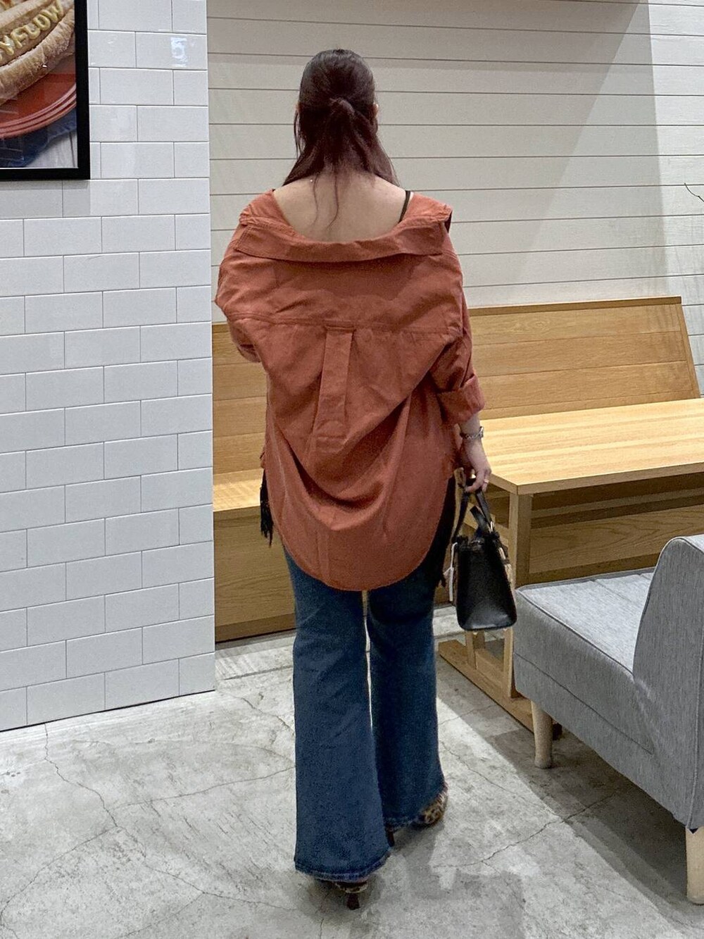 その他のパンプス、ブラウン系のキャミソール、ブラウン系のシャツ/ブラウスを着用したレディースの秋コーディネートの2枚目の写真