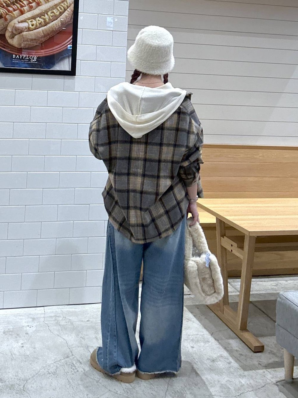 ホワイト系のニット/セーター、ベージュ系のその他シューズ、ブラック系のデニムパンツを着用したレディースの秋コーディネートの3枚目の写真