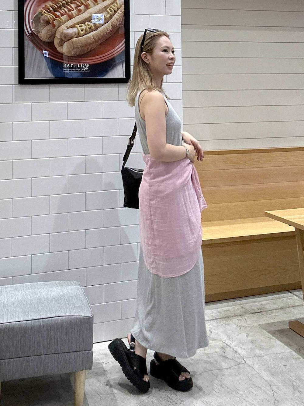 ホワイト系のワンピース、ピンク系のシャツ/ブラウス、ブラック系のショルダーバッグを着用したレディースの夏コーディネートの2枚目の写真