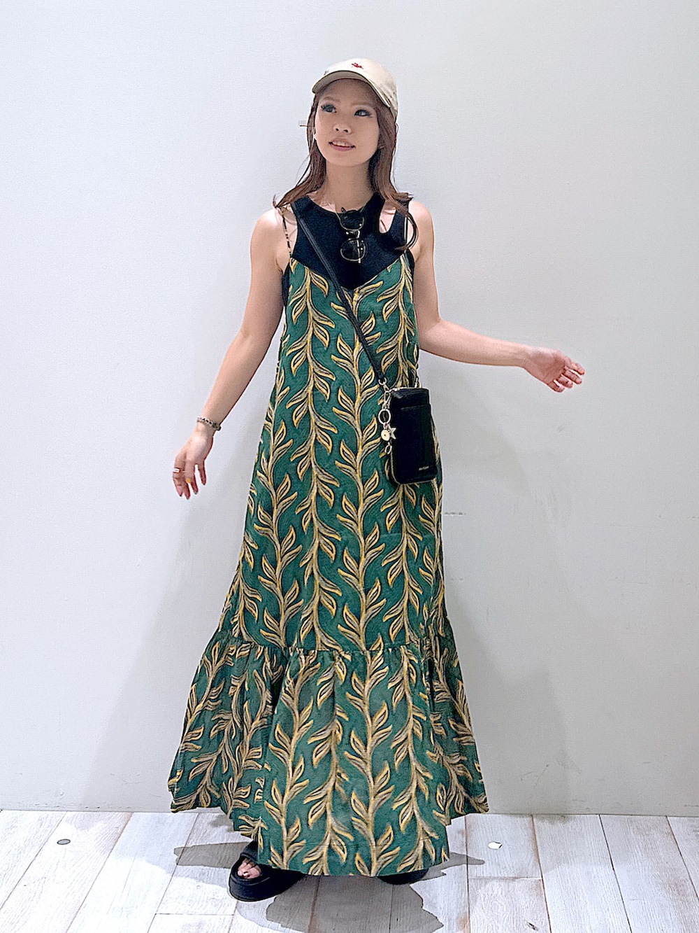 「おでかけコーデ、初夏コーデ、大人かわいい、楽チンコーデ、夏コーデ、ノースリーブ、ワンピースコーデ、キャミワンピ、サンダルコーデ、骨格ウェーブ、ブルベ冬、BAYFLOW(BAYFLOW)、夏ワンピース、着痩せ・細見え、スタイルアップ」｜「BAYFLOWのプニーフローサンダル（サンダル、ブラック系）」を使った、ジュネさん（骨格ウェーブ・レディース・162cm）の春コーディネートの2枚目の写真