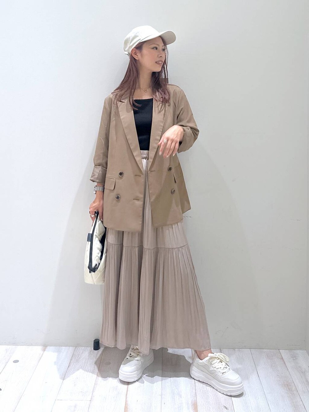 「体型カバー、差し色コーデ、ベーシック/シンプル、高見え、ラフ、ヘルシー、きれいめ、カジュアル、BAYFLOW、bijorie、シンプルコーデ、きれいめカジュアル、秋コーデ、秋冬新作、秋服準備はじめました」｜「BAYFLOWのキルティングショルダーバッグ（ショルダーバッグ、ベージュ系）」を使った、ジュネさん（骨格ウェーブ・レディース・162cm）の秋コーディネートの2枚目の写真