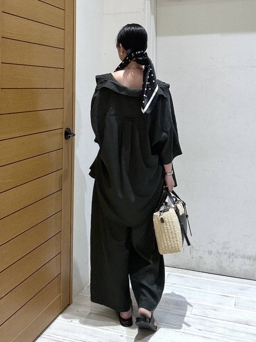 グレー系のシャツ/ブラウス、グレー系のその他パンツ、ブラック系のショルダーバッグを着用したレディースの夏コーディネートの3枚目の写真