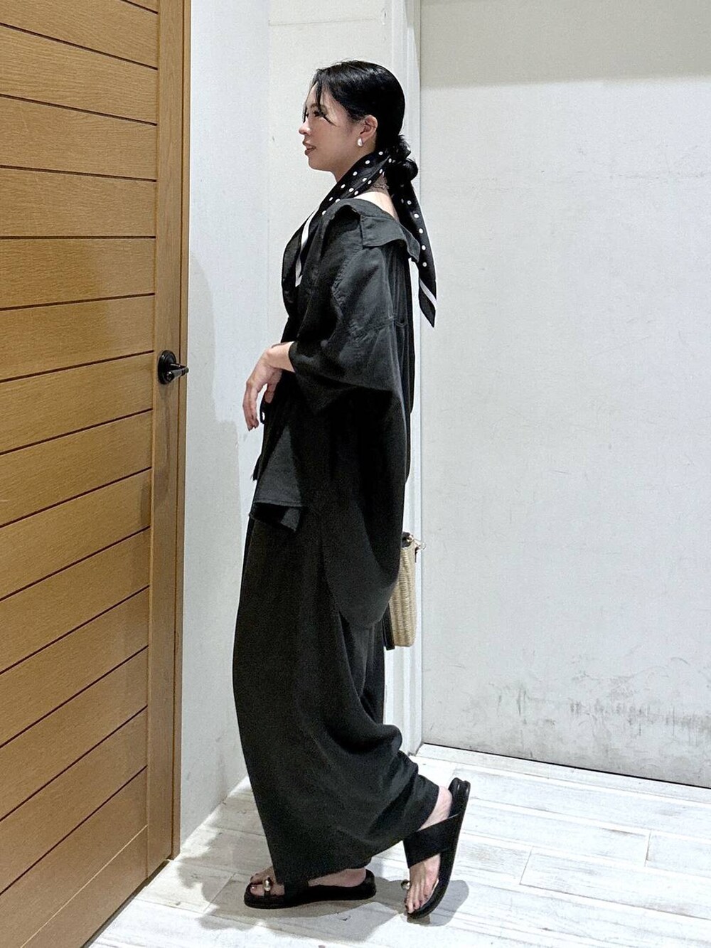 グレー系のシャツ/ブラウス、グレー系のその他パンツ、ブラック系のショルダーバッグを着用したレディースの夏コーディネートの2枚目の写真