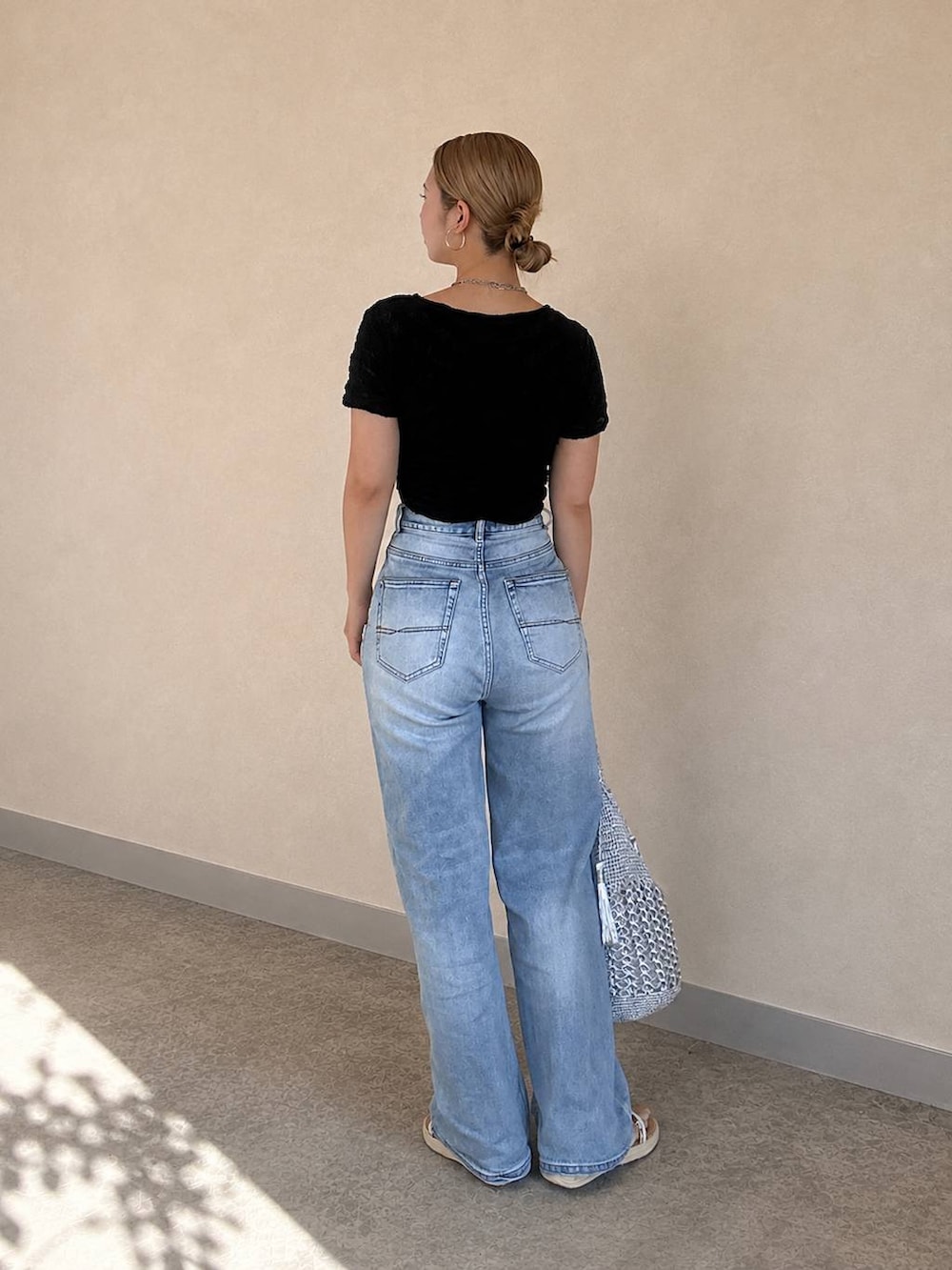 シルバー系のサンダル、シルバー系のショルダーバッグ、ブラック系のTシャツ/カットソーを着用したレディースの夏コーディネートの2枚目の写真
