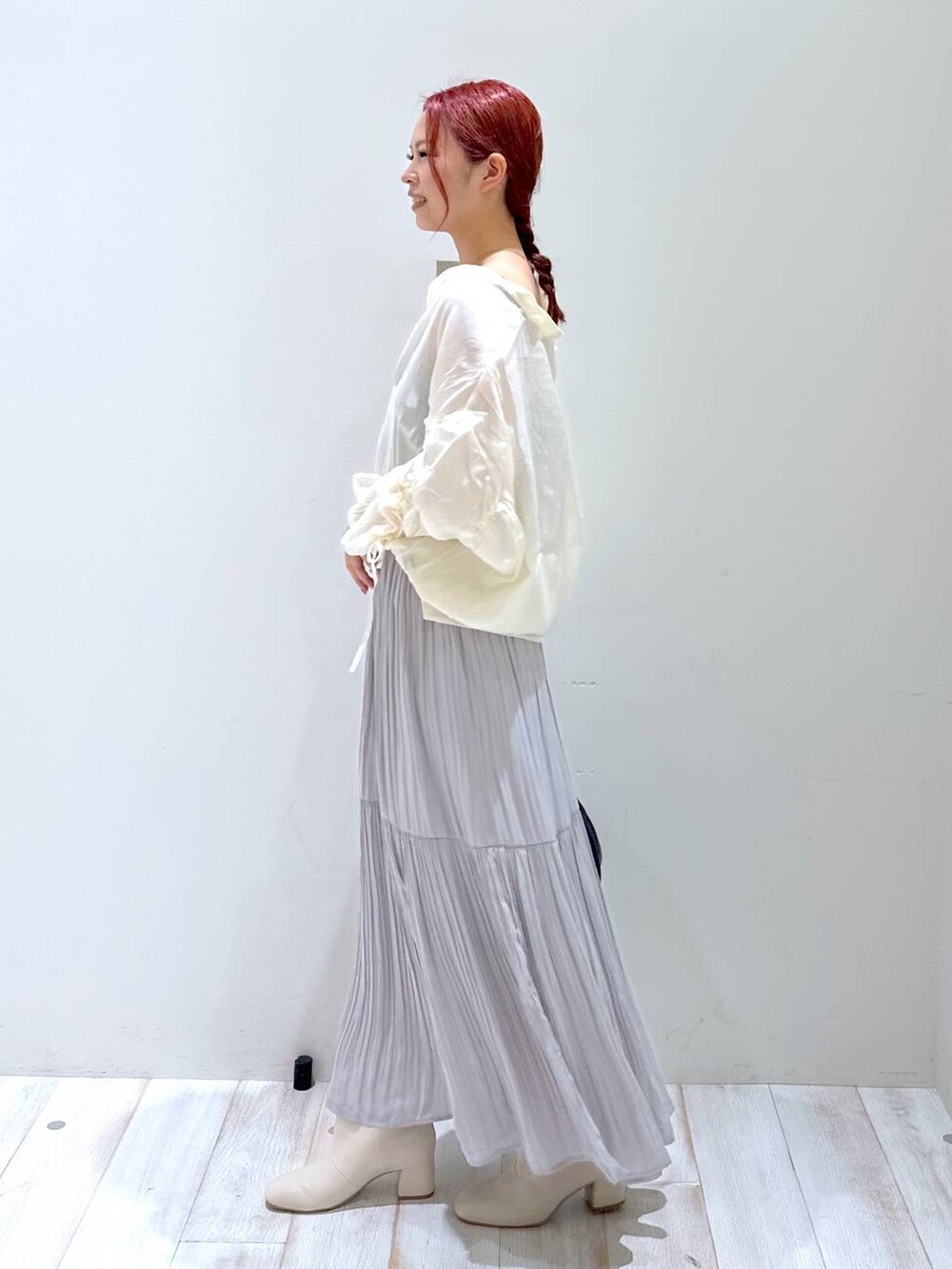 「ブラウス、ロングスカート、体型カバー、ベーシック/シンプル、高見え、ラフ、BAYFLOW、ヘルシー、きれいめ、カジュアル、bijorie、シンプルコーデ、きれいめカジュアル、ブーツ、ネックレス」｜「BAYFLOWのシアーシャーリングブラウス（シャツ/ブラウス、ホワイト系）」を使った、ジュネさん（骨格ウェーブ・レディース・162cm）の秋コーディネートの3枚目の写真