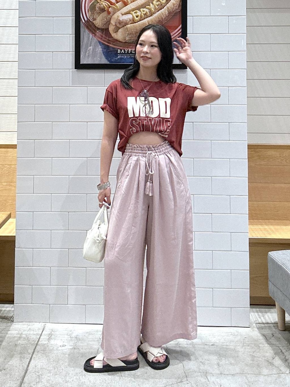 レッド系のTシャツ/カットソー、パープル系のその他パンツ、ホワイト系のハンドバッグを着用したレディースの夏コーディネートの2枚目の写真