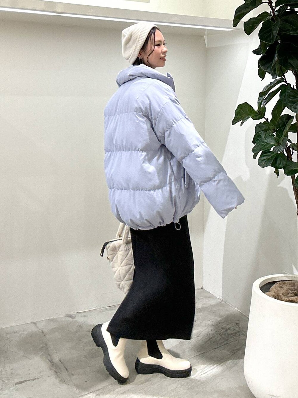 「きれいめカジュアル、ブルゾン、ニット、スカート、ロングスカート、ブーツ、ニット帽、ハンドバッグ、骨格ウェーブ、秋コーデ、ラフ、冬コーデ、着痩せ・細見え、秋冬新作、カジュアル」|「BAYFLOWのバックジップサイドゴアブーツ2(ブーツ、ブラック系)」を使った、ジュネさん(レディース・162cm)の冬コーディネートの3枚目の写真