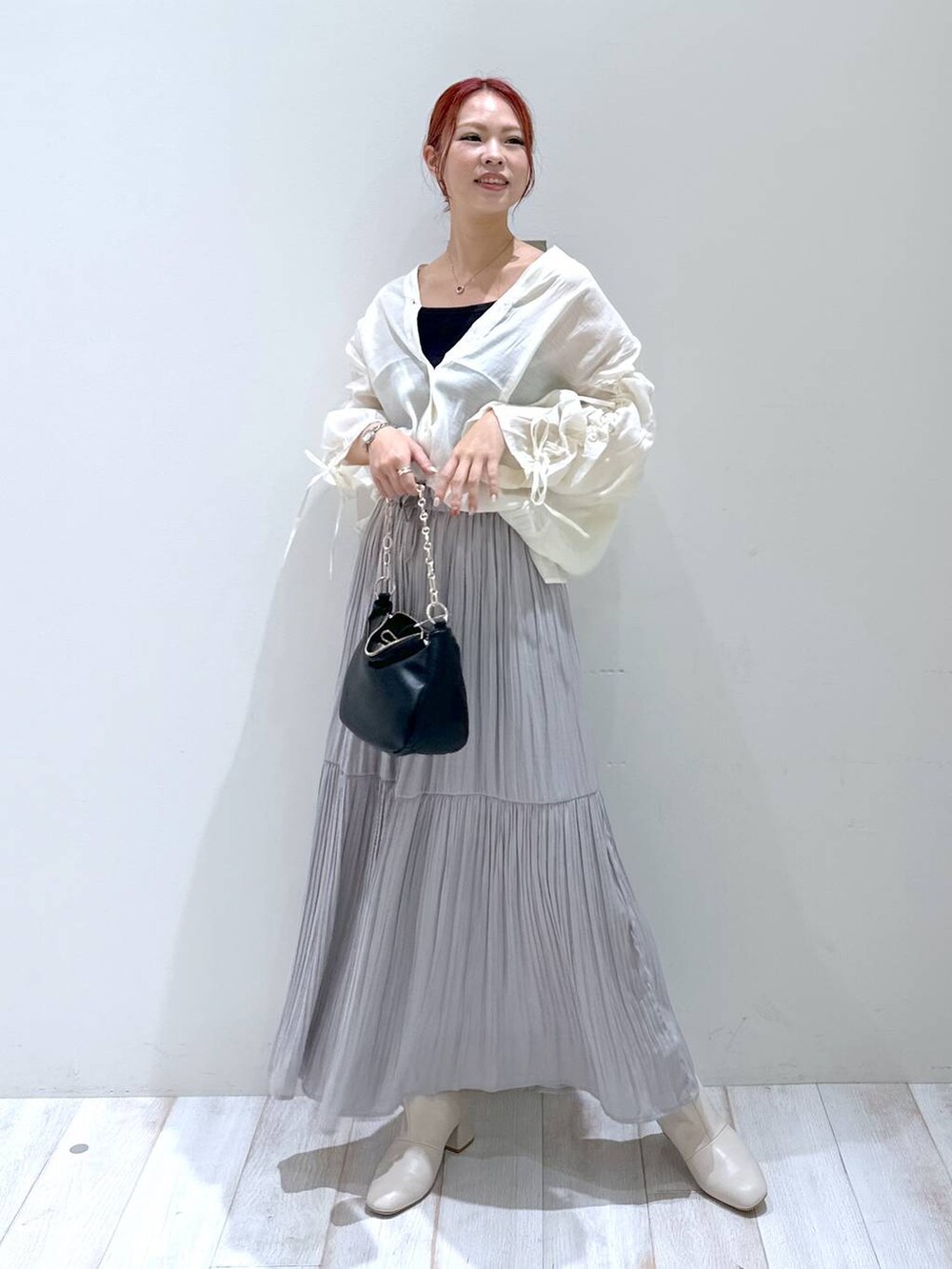 「ブラウス、ロングスカート、体型カバー、ベーシック/シンプル、高見え、ラフ、BAYFLOW、ヘルシー、きれいめ、カジュアル、bijorie、シンプルコーデ、きれいめカジュアル、ブーツ、ネックレス」｜「BAYFLOWのシアーシャーリングブラウス（シャツ/ブラウス、ホワイト系）」を使った、ジュネさん（骨格ウェーブ・レディース・162cm）の秋コーディネートの2枚目の写真