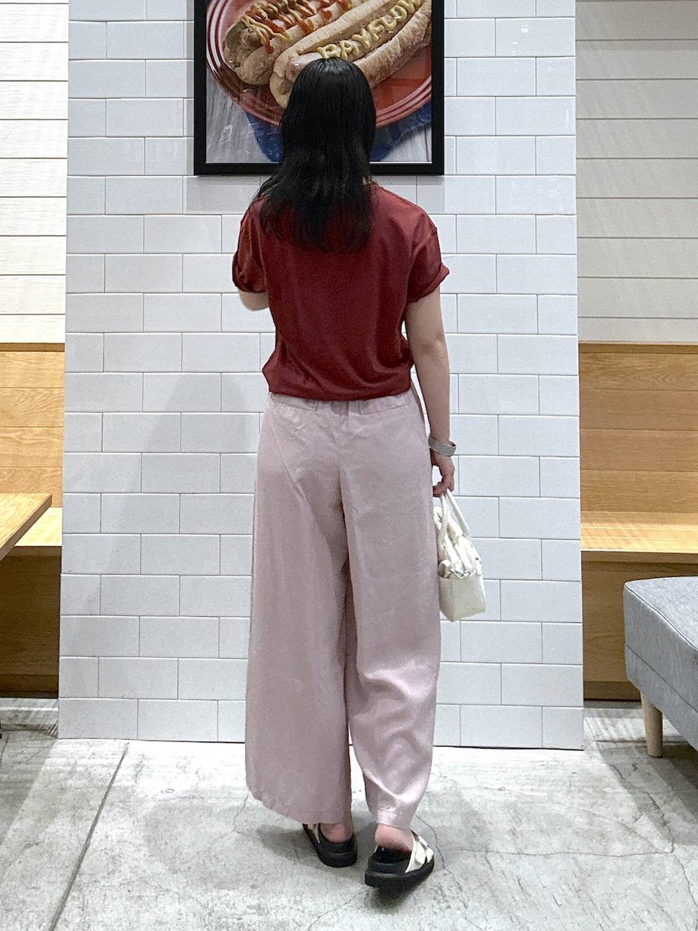 レッド系のTシャツ/カットソー、パープル系のその他パンツ、ホワイト系のハンドバッグを着用したレディースの夏コーディネートの4枚目の写真