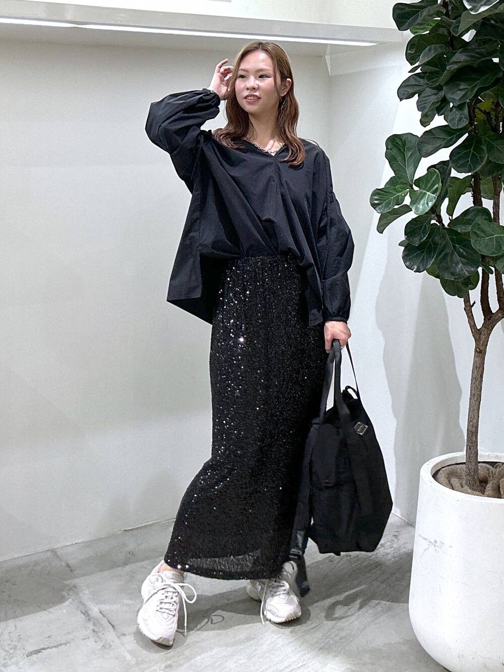 「カジュアル、BAYFLOW、ヘルシー、高見え、着痩せ・細見え、ラフ、きれいめ、シンプルコーデ、きれいめカジュアル、モノトーン、ブラウス、スカート、ロングスカート、スニーカー、リュック・バッグ」｜「NEW BALANCEの【new balance（ニューバランス)】ML725(WOMEN)（スニーカー、グレー系）」を使った、ジュネさん（骨格ウェーブ・レディース・162cm）の秋コーディネートの2枚目の写真