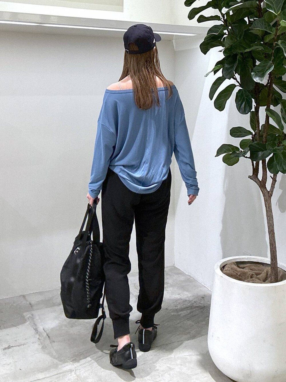 ブラック系のその他パンツ、ブラック系のバックパック/リュック、ブラック系のスニーカーを着用したレディースの冬コーディネートの2枚目の写真