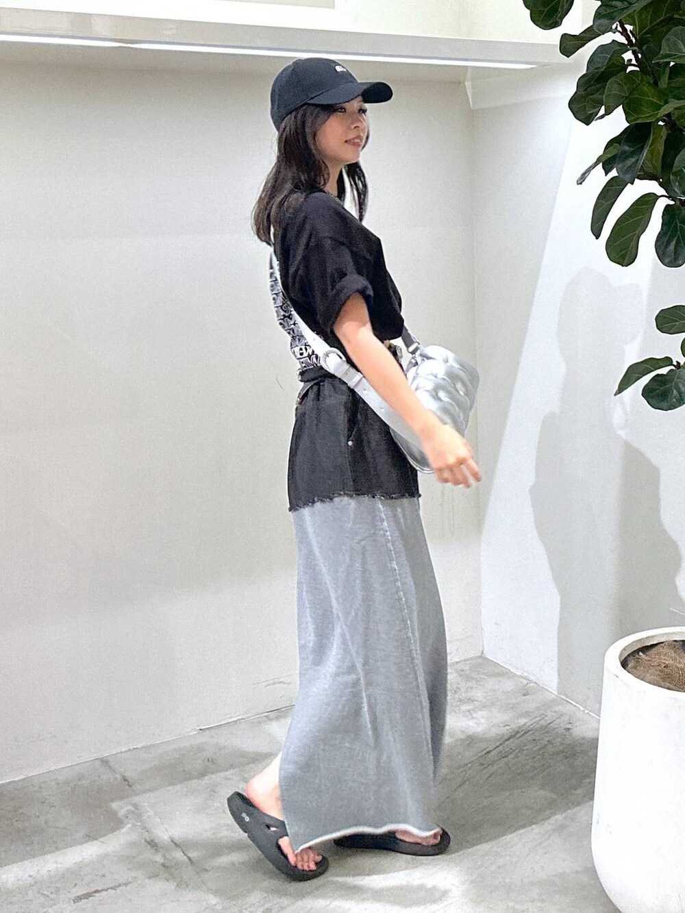 ブラック系のTシャツ/カットソー、シルバー系のショルダーバッグ、ブラック系のサンダルを着用したレディースの夏コーディネートの2枚目の写真