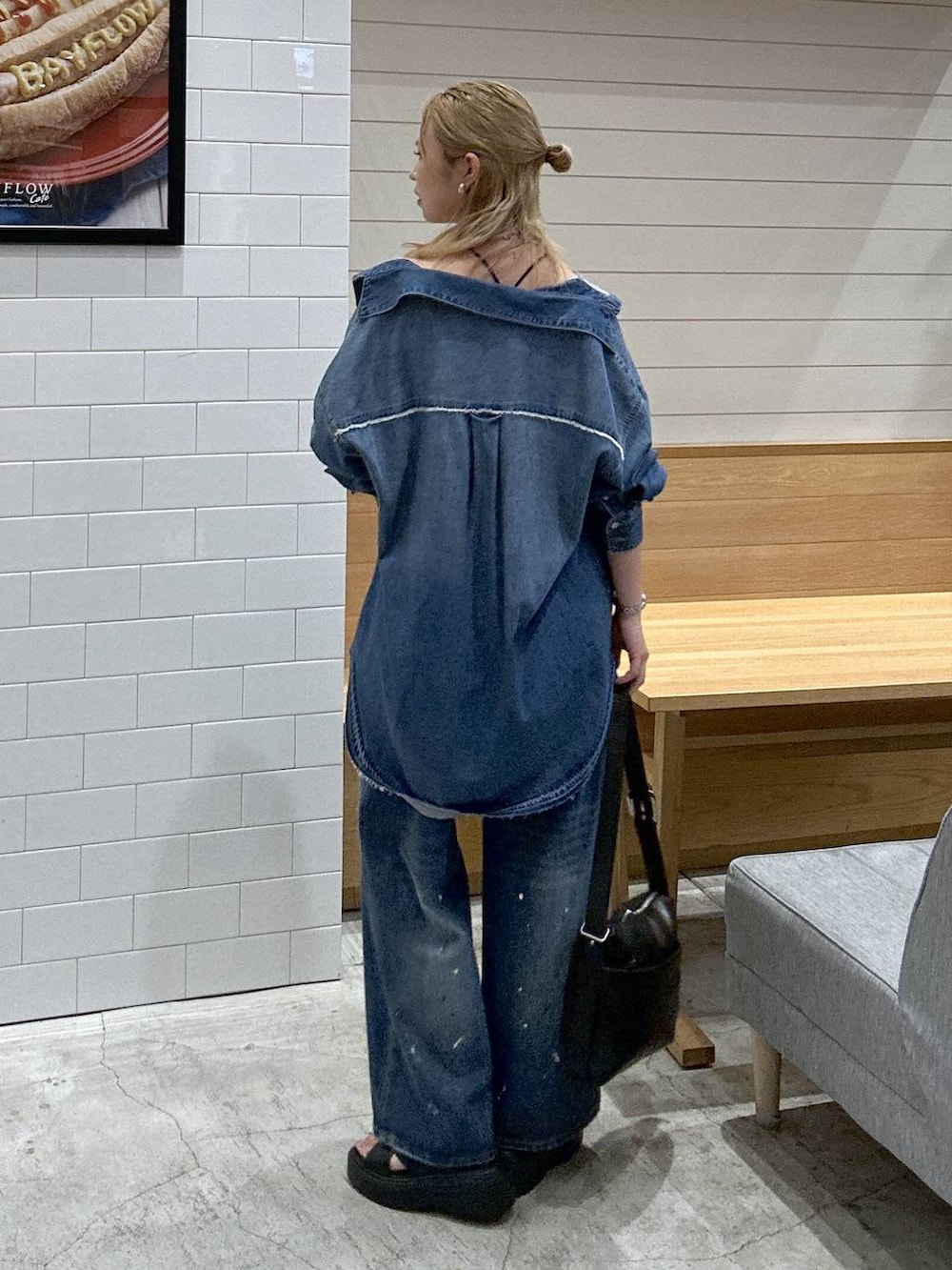 ブルー系のシャツ/ブラウス、ブラック系のショルダーバッグ、ブラック系のサンダルを着用したレディースの夏コーディネートの3枚目の写真