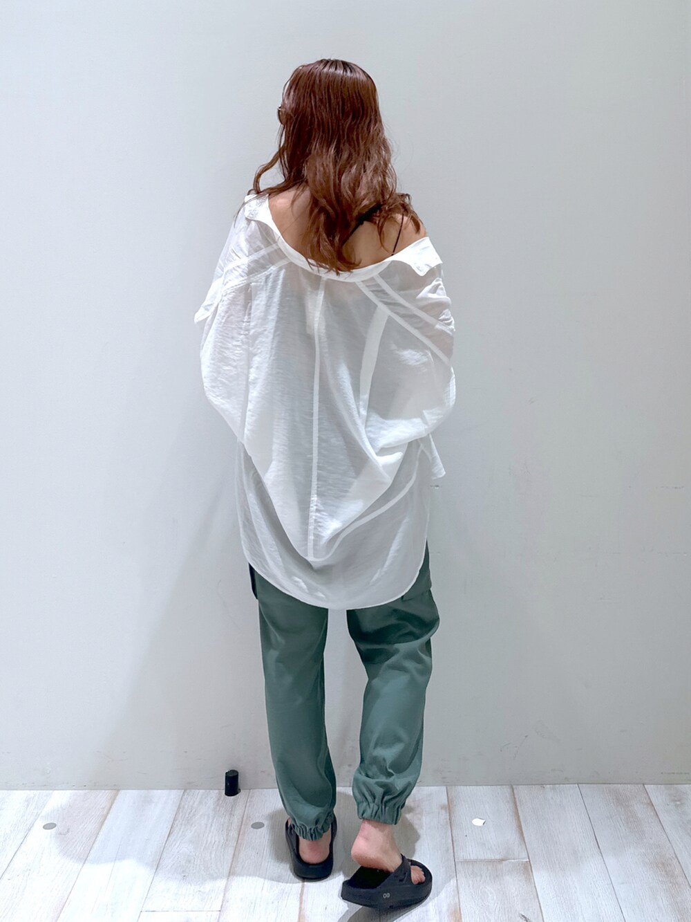 「BAYFLOW(BAYFLOW)、接触冷感、ヘルシー、夏コーデ、シャツスタイル、サングラス、サンダル、海外系ファッション、リラックススタイル、骨格ウェーブ、ブルベ冬」｜「BAYFLOWのシアーワークシャツ（シャツ/ブラウス、ホワイト系）」を使った、ジュネさん（骨格ウェーブ・レディース・162cm）の夏コーディネートの3枚目の写真