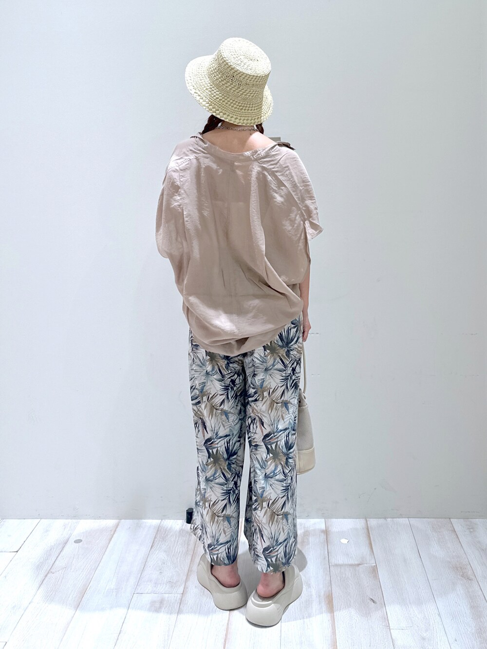 ベージュ系のシャツ/ブラウス、ベージュ系のショルダーバッグ、グリーン系のその他パンツを着用したレディースの夏コーディネートの4枚目の写真