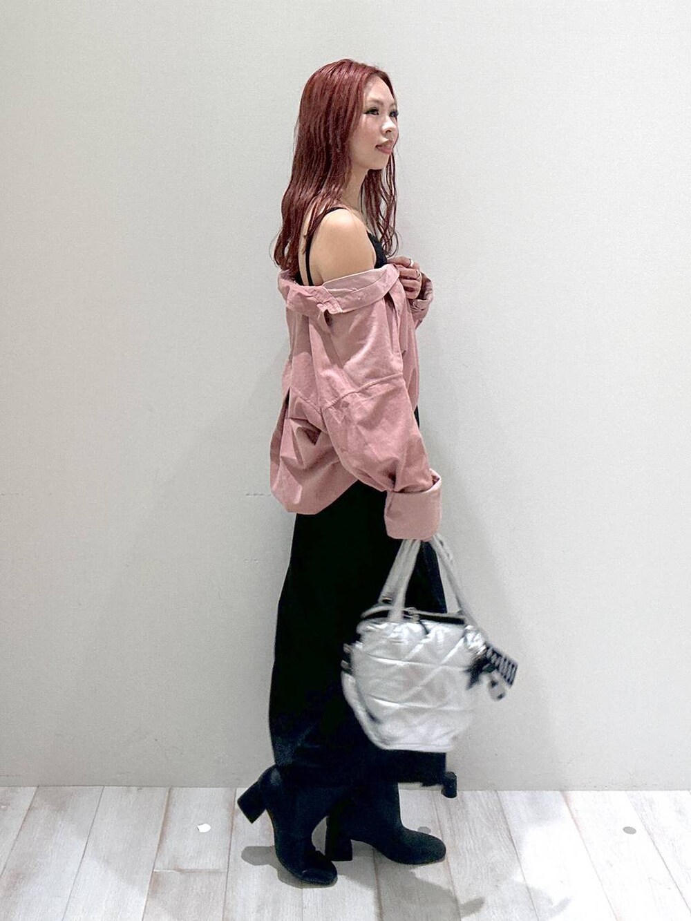 ピンク系のシャツ/ブラウス、シルバー系のトートバッグ、ブラック系のキャミソールを着用したレディースの秋コーディネートの2枚目の写真