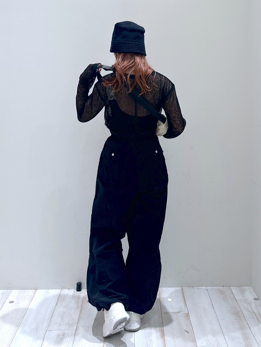 ブラック系のTシャツ/カットソー、ベージュ系のショルダーバッグ、ホワイト系のスニーカーを着用したレディースの春コーディネートの4枚目の写真